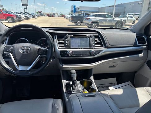 Used 2018 Toyota Highlander XLE AWD/4WD image 13