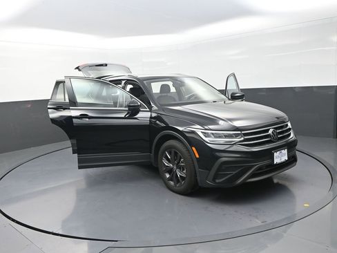 Used 2023 Volkswagen Tiguan SE w/ Panoramic Sunroof Package AWD/4WD image 31