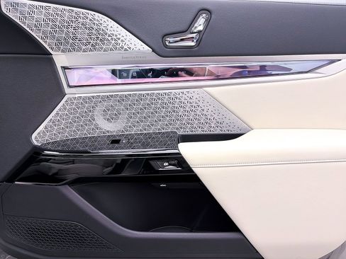 Used 2024 BMW 760i xDrive image 42