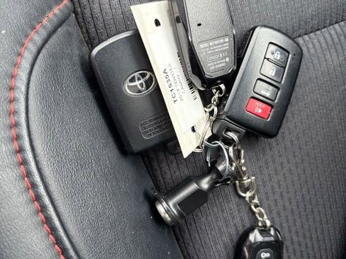 Used 2017 Toyota Camry SE w/ Moonroof Package image 37