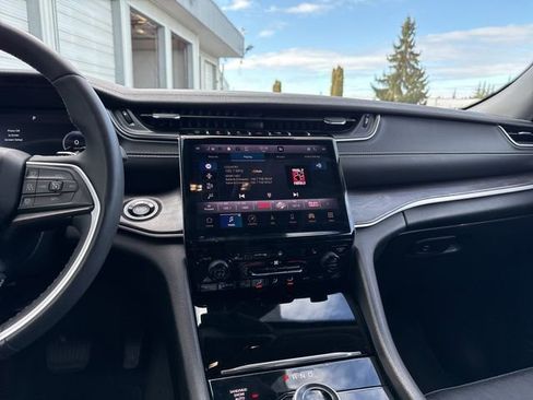 Used 2023 Jeep Grand Cherokee Limited image 22