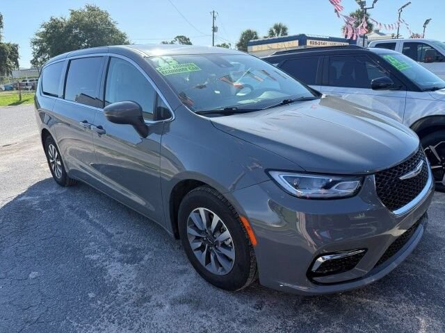 Used 2023 Chrysler Pacifica Touring-L FWD image 1