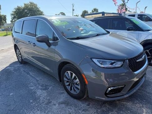Used 2023 Chrysler Pacifica Touring-L FWD image 1