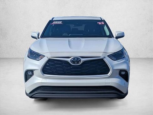 Used 2023 Toyota Highlander LE image 2