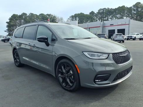 Used 2025 Chrysler Pacifica Limited image 1