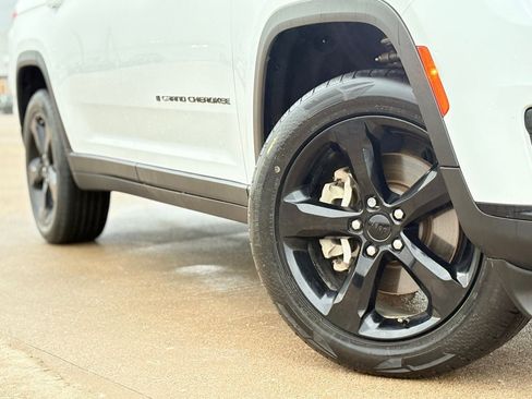 Used 2023 Jeep Grand Cherokee L Laredo RWD image 13