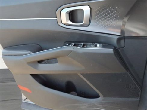 Used 2023 Kia Sorento LX image 18