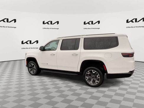 Used 2024 Jeep Wagoneer L Series III w/ Flexible Seating Group AWD/4WD image 6