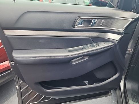 Used 2018 Ford Explorer XLT w/ Equipment Group 202A AWD/4WD image 26