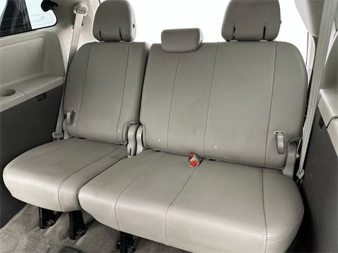 Used 2015 Toyota Sienna XLE image 24