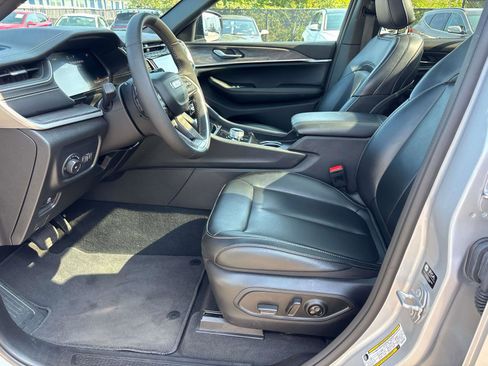 Certified 2024 Jeep Grand Cherokee Limited image 8