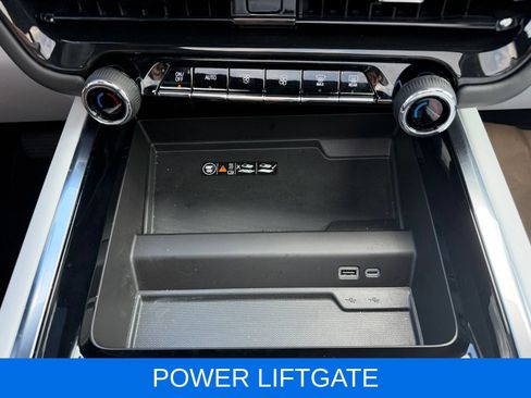 Used 2025 Chevrolet Suburban Premier AWD/4WD image 25