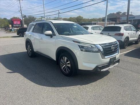 Used 2022 Nissan Pathfinder SL w/ SL Black Package AWD/4WD image 3