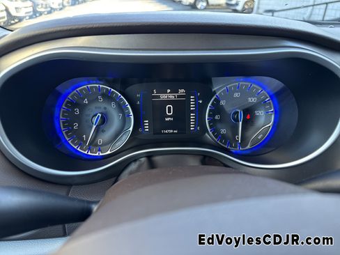 Used 2019 Chrysler Pacifica Touring-L image 33