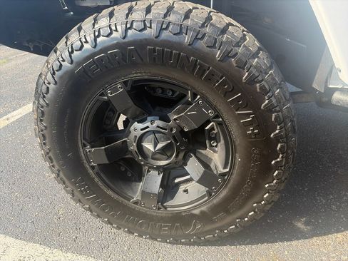 Used 2017 Jeep Wrangler Unlimited Sahara w/ Connectivity Group AWD/4WD image 10