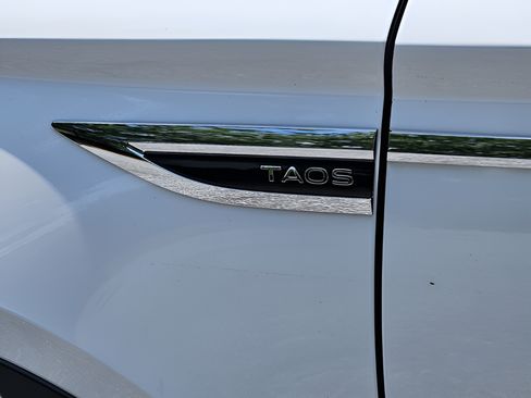 Certified 2023 Volkswagen Taos SE FWD image 32