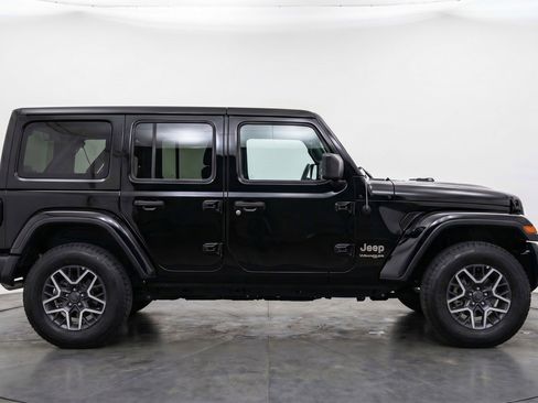 Used 2025 Jeep Wrangler Sahara image 11