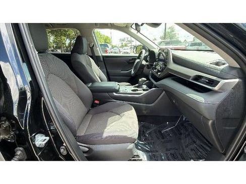 Certified 2025 Toyota Highlander LE FWD image 39