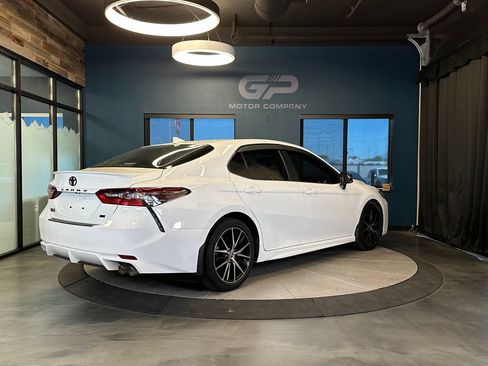 Used 2022 Toyota Camry SE FWD image 3