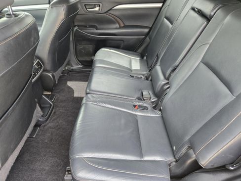 Used 2015 Toyota Highlander XLE AWD/4WD image 12