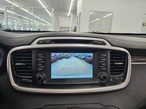Used 2017 Kia Sorento LX w/ LX Convenience Package image 16