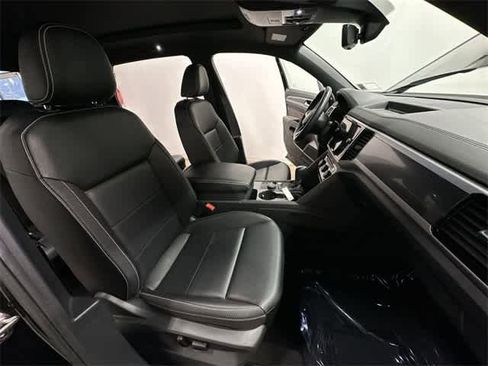 Certified 2022 Volkswagen Atlas Cross Sport SEL R-Line image 25