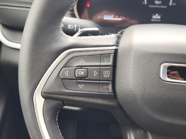 Used 2025 Jeep Grand Cherokee Altitude RWD image 28