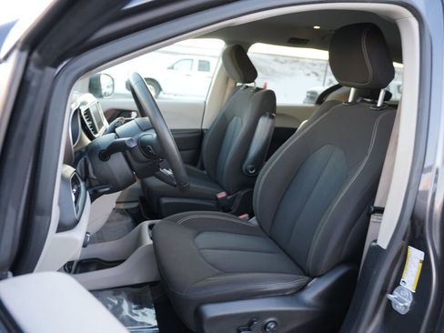 Used 2020 Chrysler Voyager LX image 14