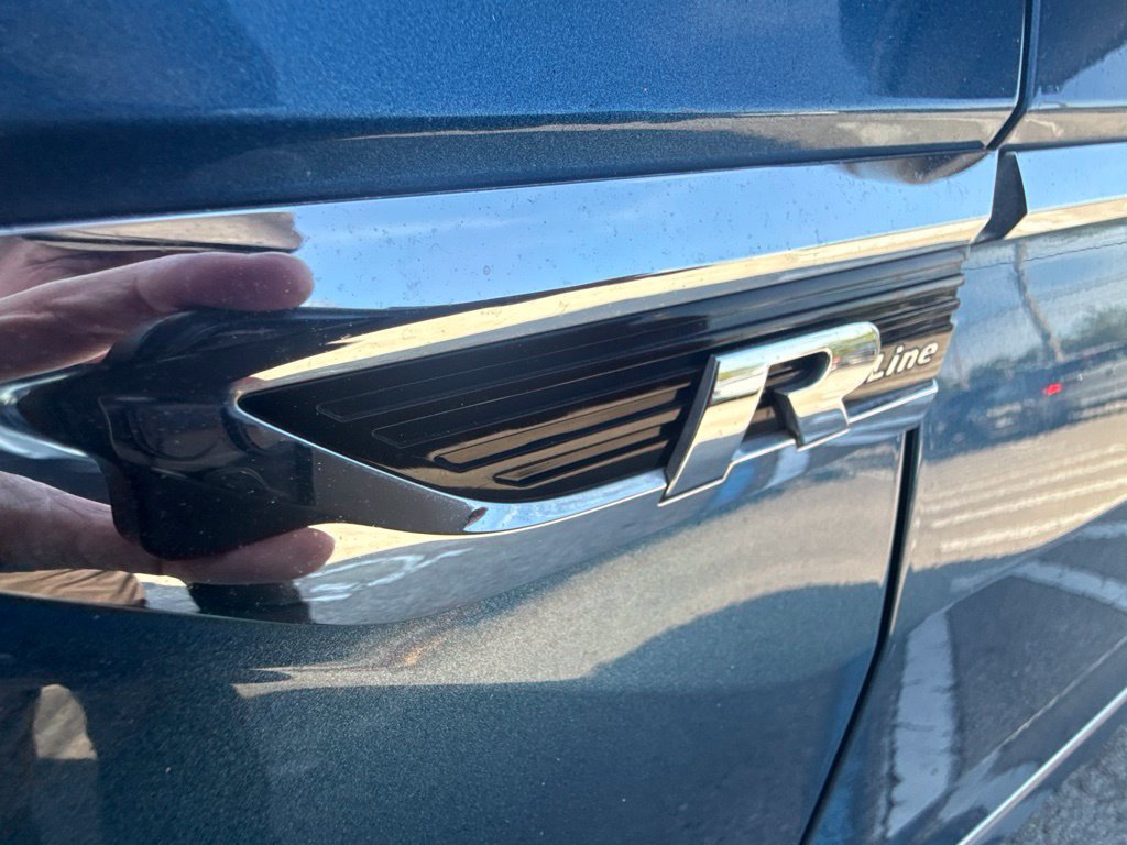 Used 2018 Volkswagen Tiguan SEL Premium w/ R-Line Package FWD image 33