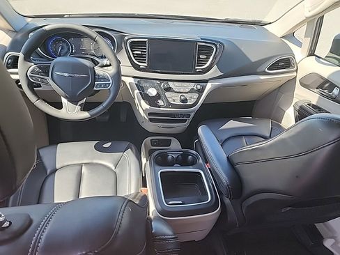 Used 2023 Chrysler Pacifica Touring-L image 12
