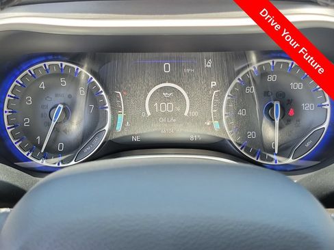 Used 2023 Chrysler Pacifica Touring-L FWD image 7