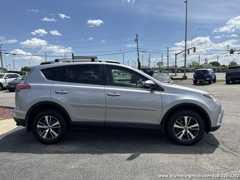 Used 2017 Toyota RAV4 XLE AWD/4WD image 4
