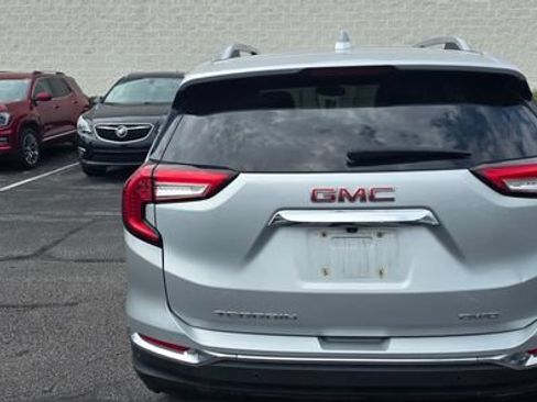 Used 2022 GMC Terrain SLT w/ LPO, Floor Liner Package AWD/4WD image 8