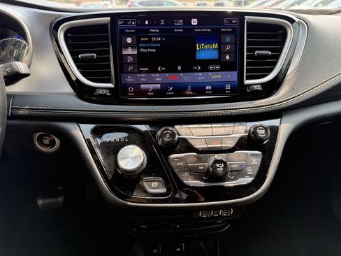 Used 2021 Chrysler Pacifica Touring-L w/ Uconnect Theater Family Group AWD/4WD image 9
