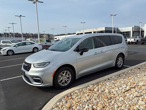 Used 2024 Chrysler Pacifica Touring-L image 18