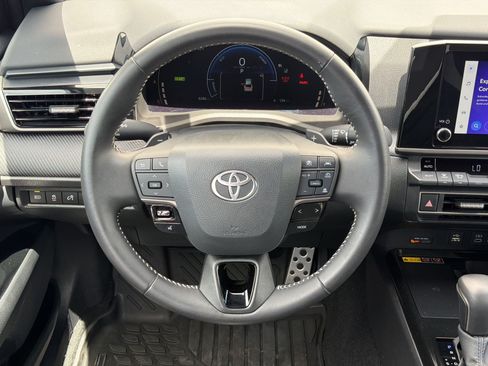 Used 2025 Toyota Camry SE w/ Convenience Package FWD image 10