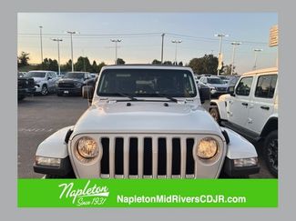 Used 2018 Jeep Wrangler Unlimited Sahara AWD/4WD video 1