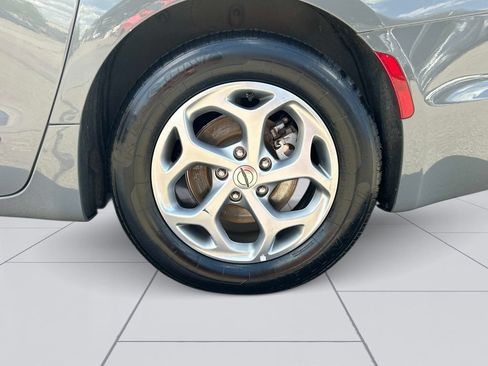 Used 2023 Chrysler Pacifica Limited FWD image 13