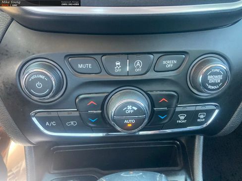 Used 2020 Jeep Cherokee Trailhawk w/ Comfort & Convenience Group image 28