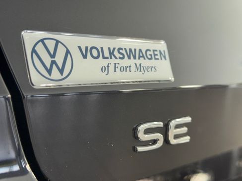 Used 2023 Volkswagen Taos SE w/ Panoramic Sunroof Package FWD image 31