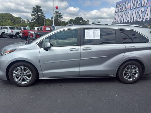 Used 2023 Toyota Sienna Platinum AWD/4WD image 7