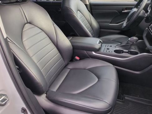 Used 2023 Toyota Highlander XLE AWD/4WD image 35