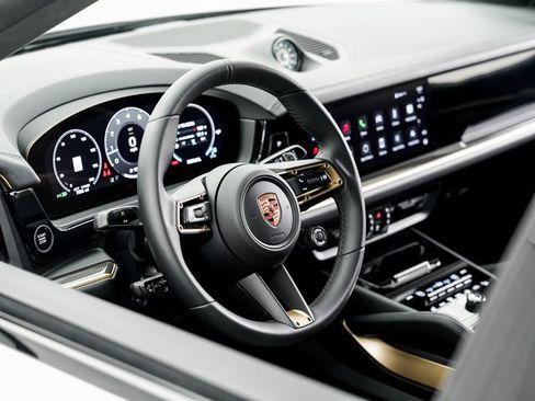Used 2025 Porsche Cayenne GTS image 9