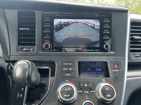 Used 2018 Toyota Sienna SE FWD image 23