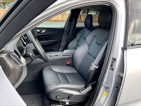 Used 2025 Volvo XC60 B5 Core image 28