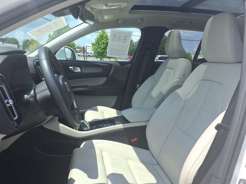 Certified 2024 Volvo XC40 B5 Plus AWD/4WD image 14
