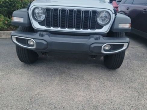 Used 2024 Jeep Gladiator Sport AWD/4WD image 2