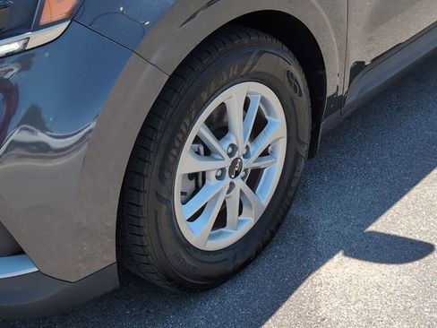 Used 2023 Kia Carnival LX image 11