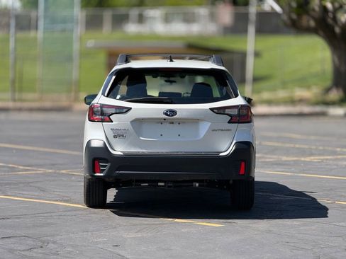Used 2022 Subaru Outback AWD/4WD image 6