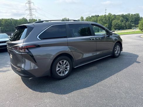 Used 2023 Toyota Sienna XLE FWD image 5